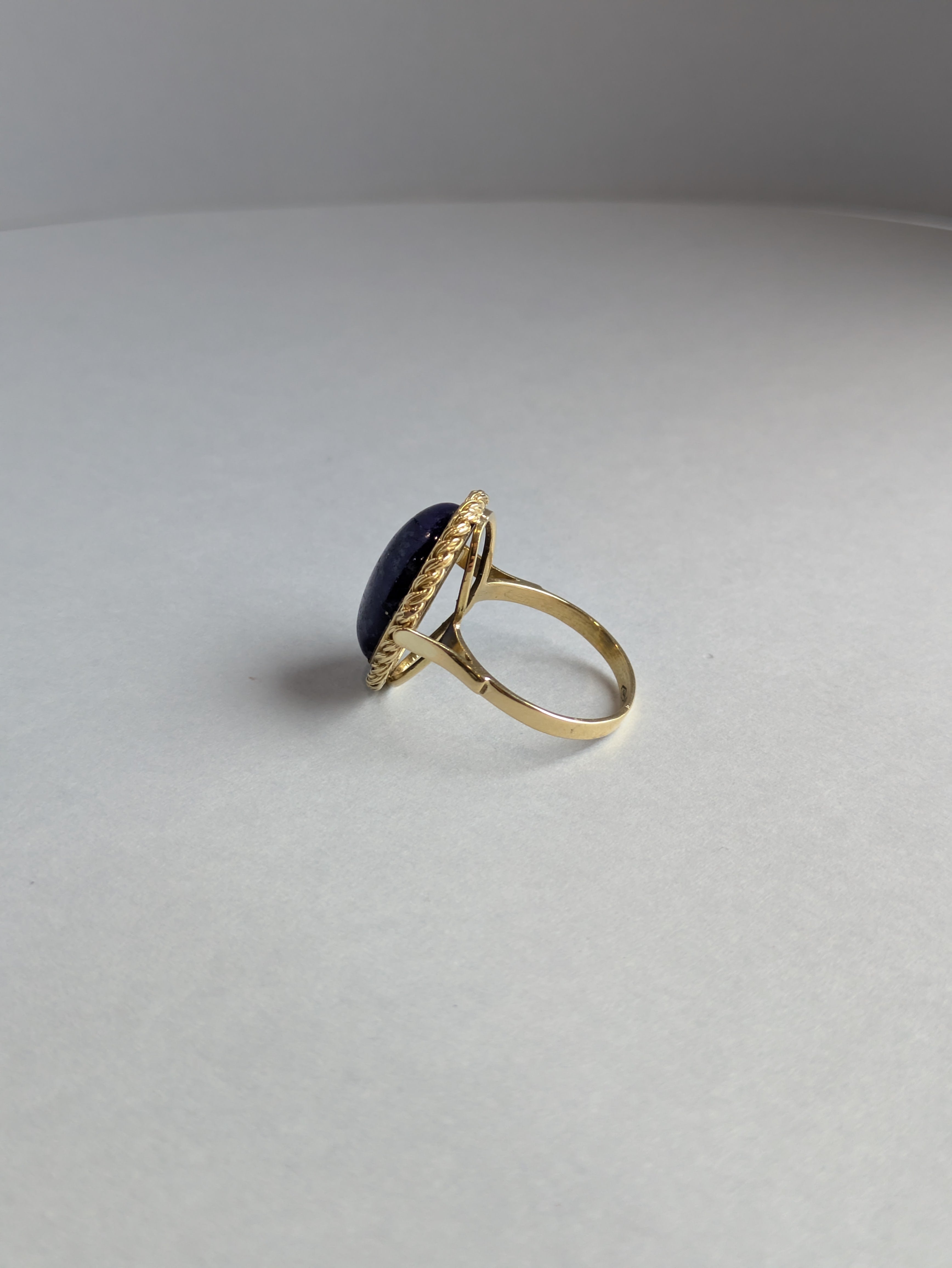 18ct Lapis Lazuli Cabochon Ring