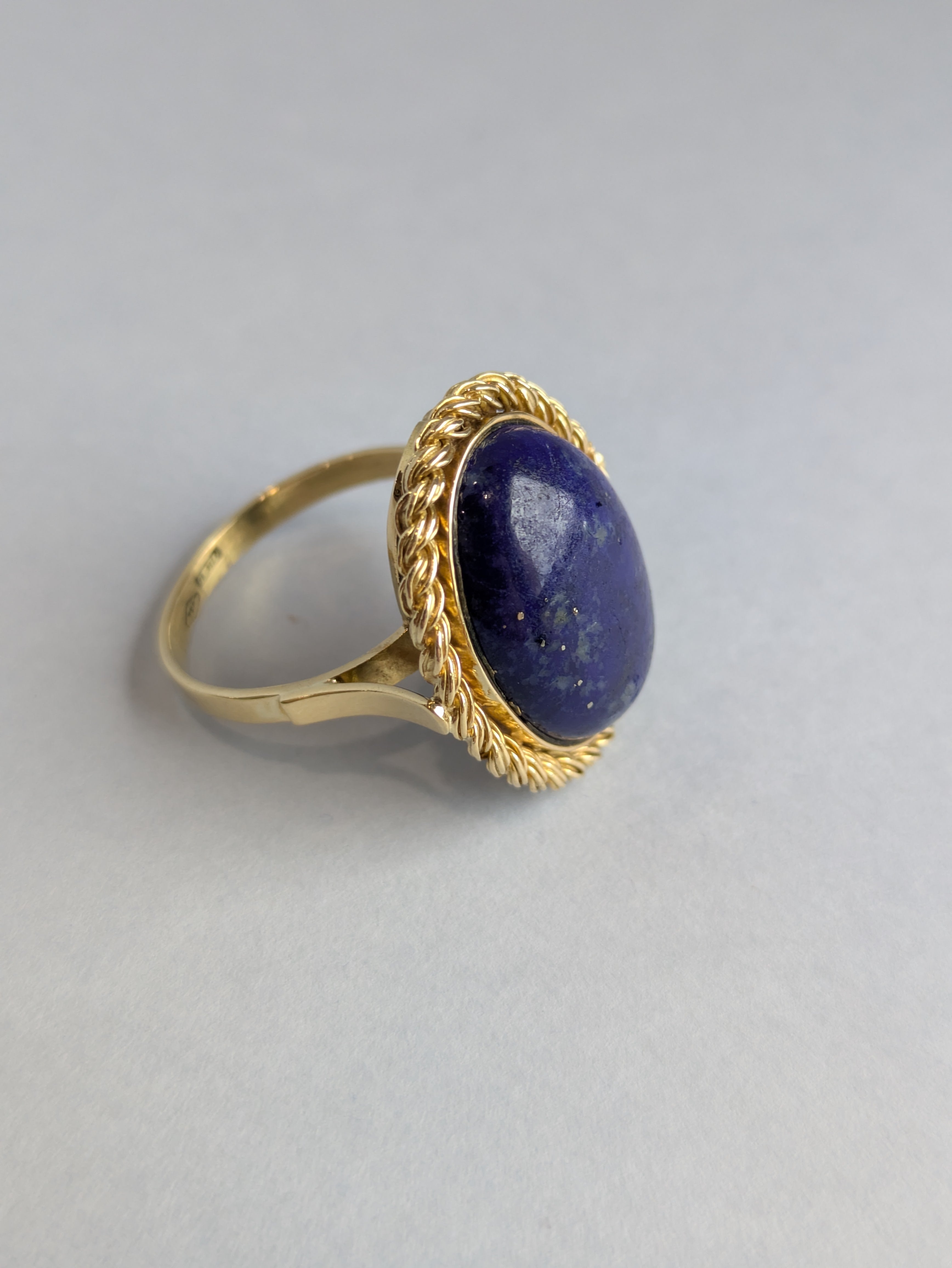 18ct Lapis Lazuli Cabochon Ring