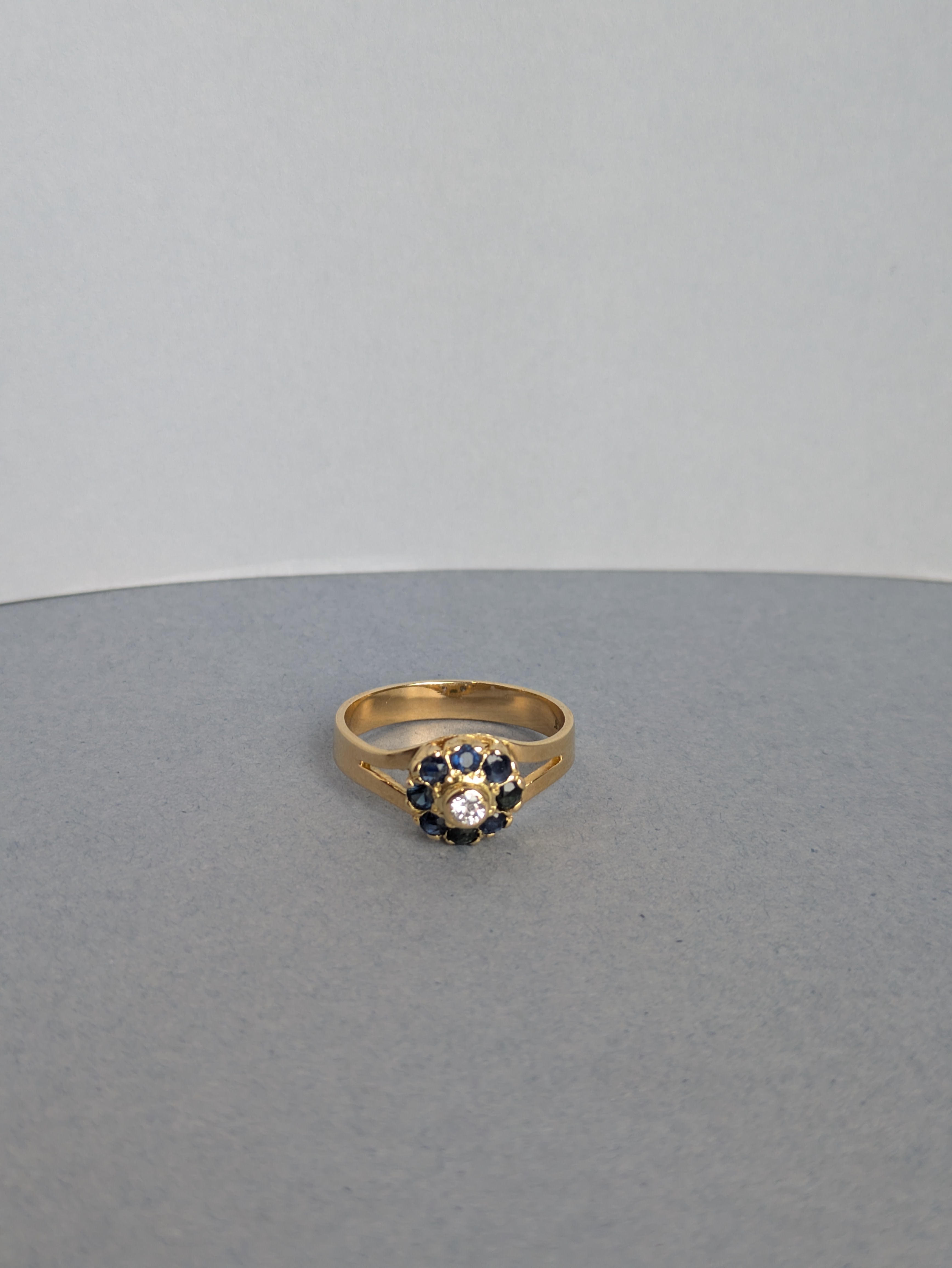 18ct Sapphire Cluster Ring