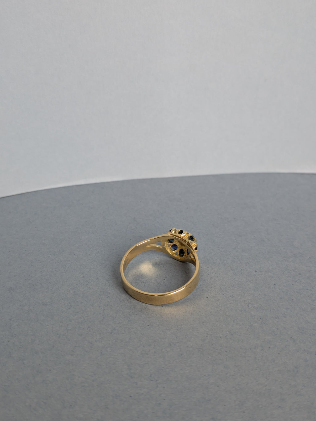 18ct Sapphire Cluster Ring