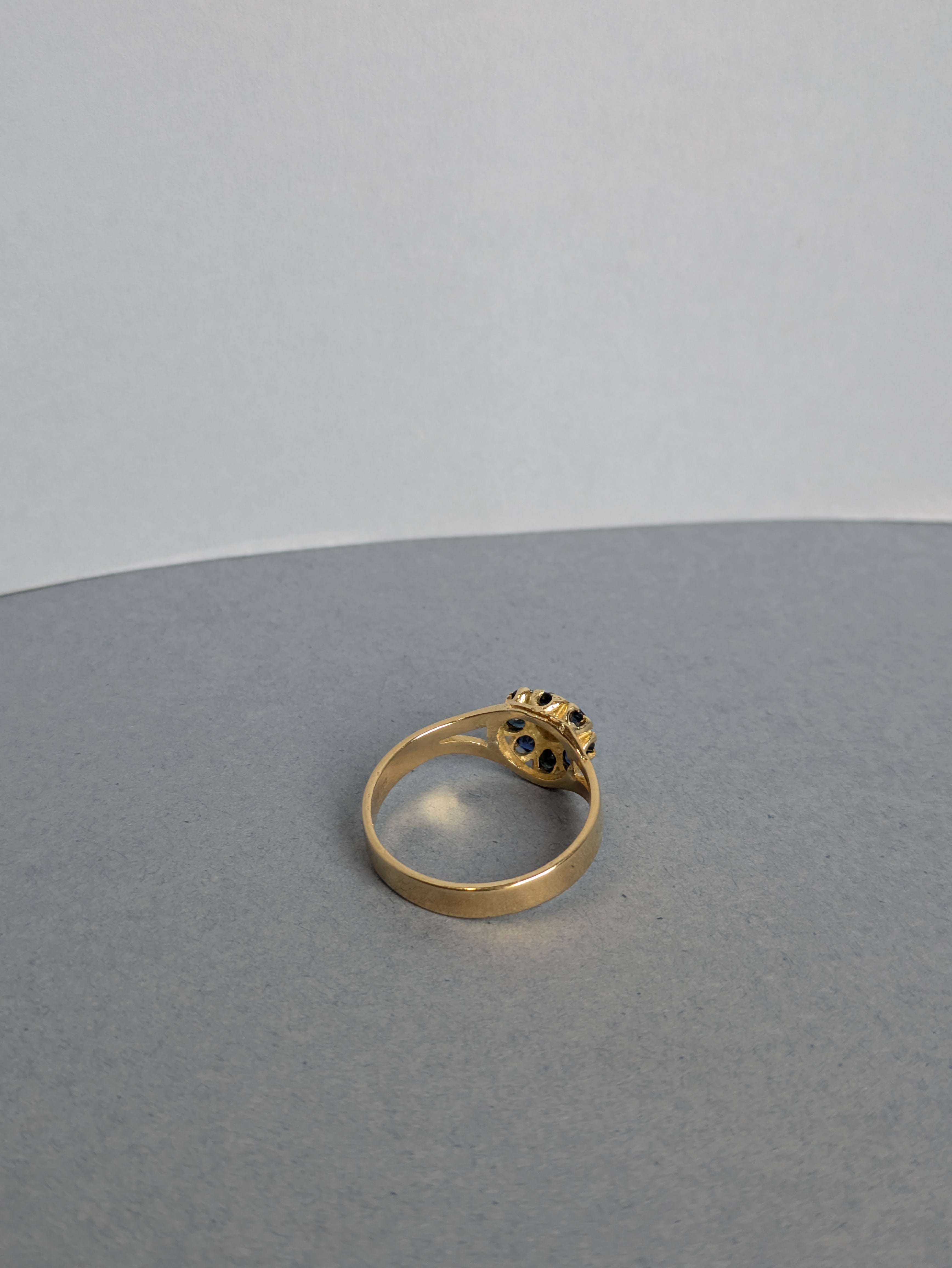 18ct Sapphire Cluster Ring