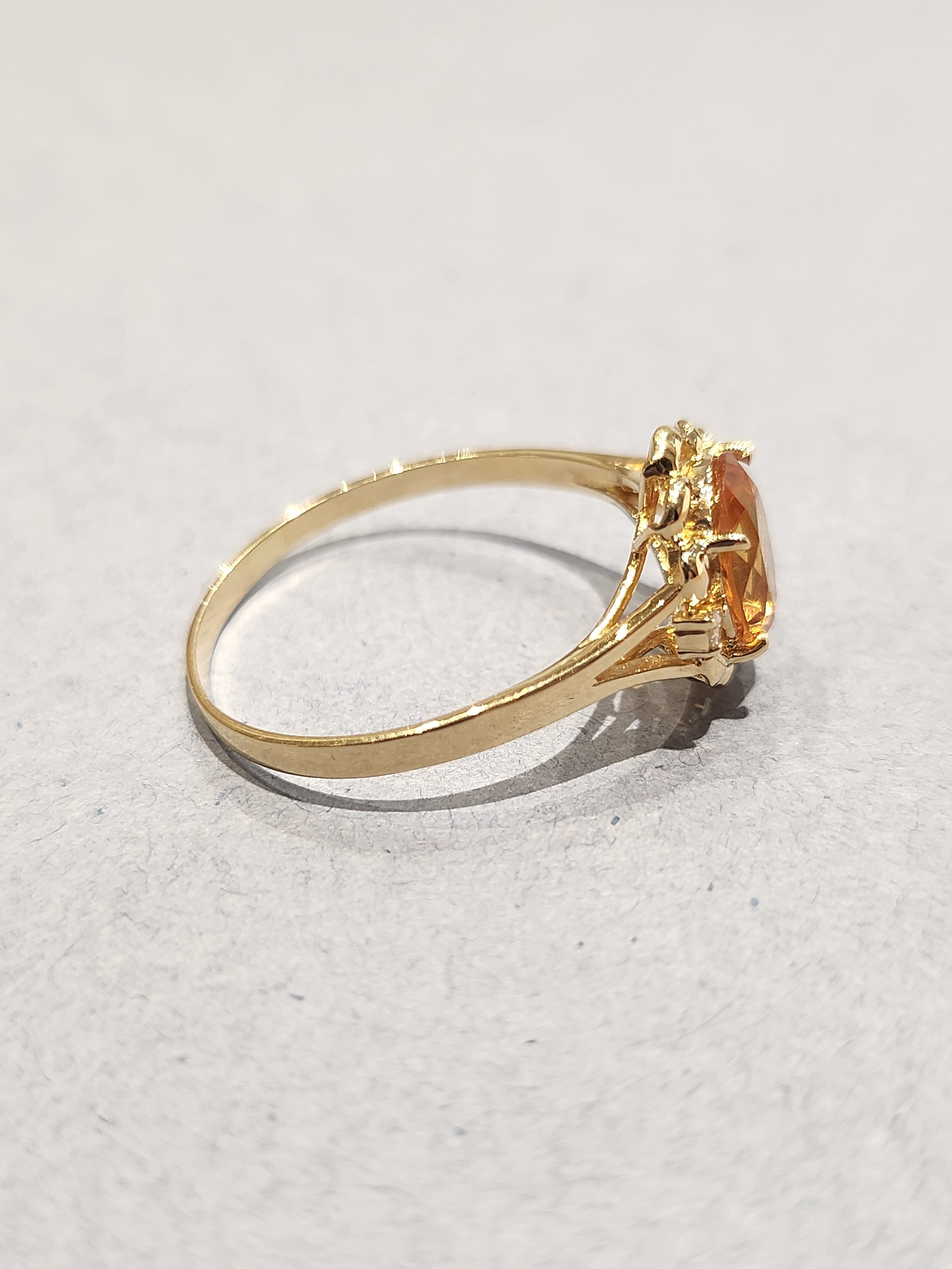 Ornate setting on a yellow gold ring, side view
