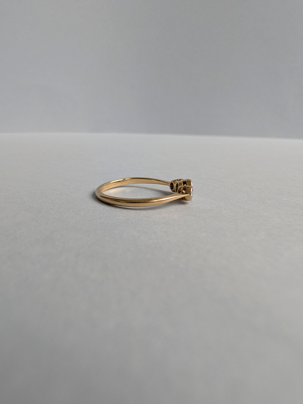 18ct Round Trilogy Ring