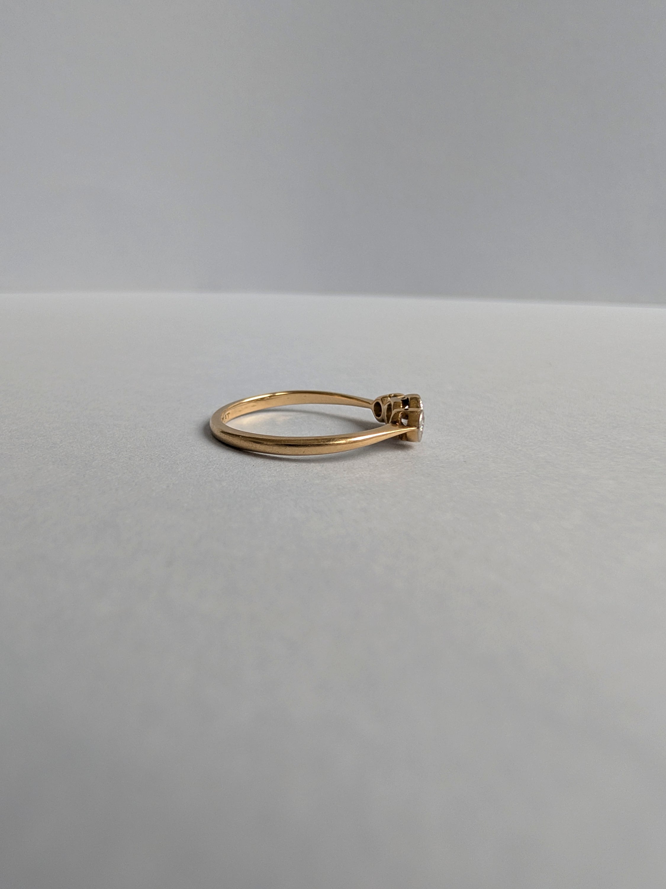 18ct Round Trilogy Ring