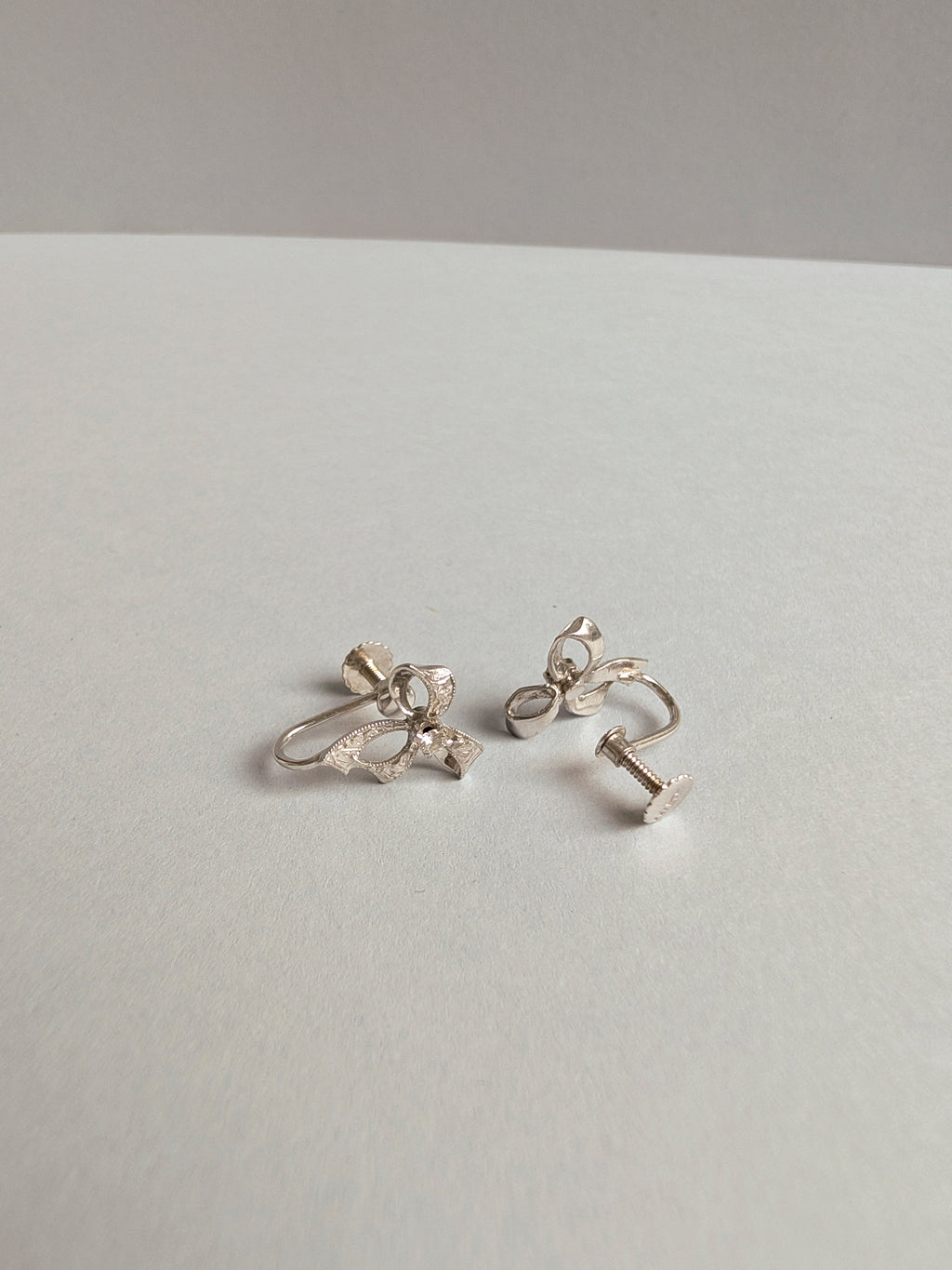 18ct White Gold Ribbon Earrings