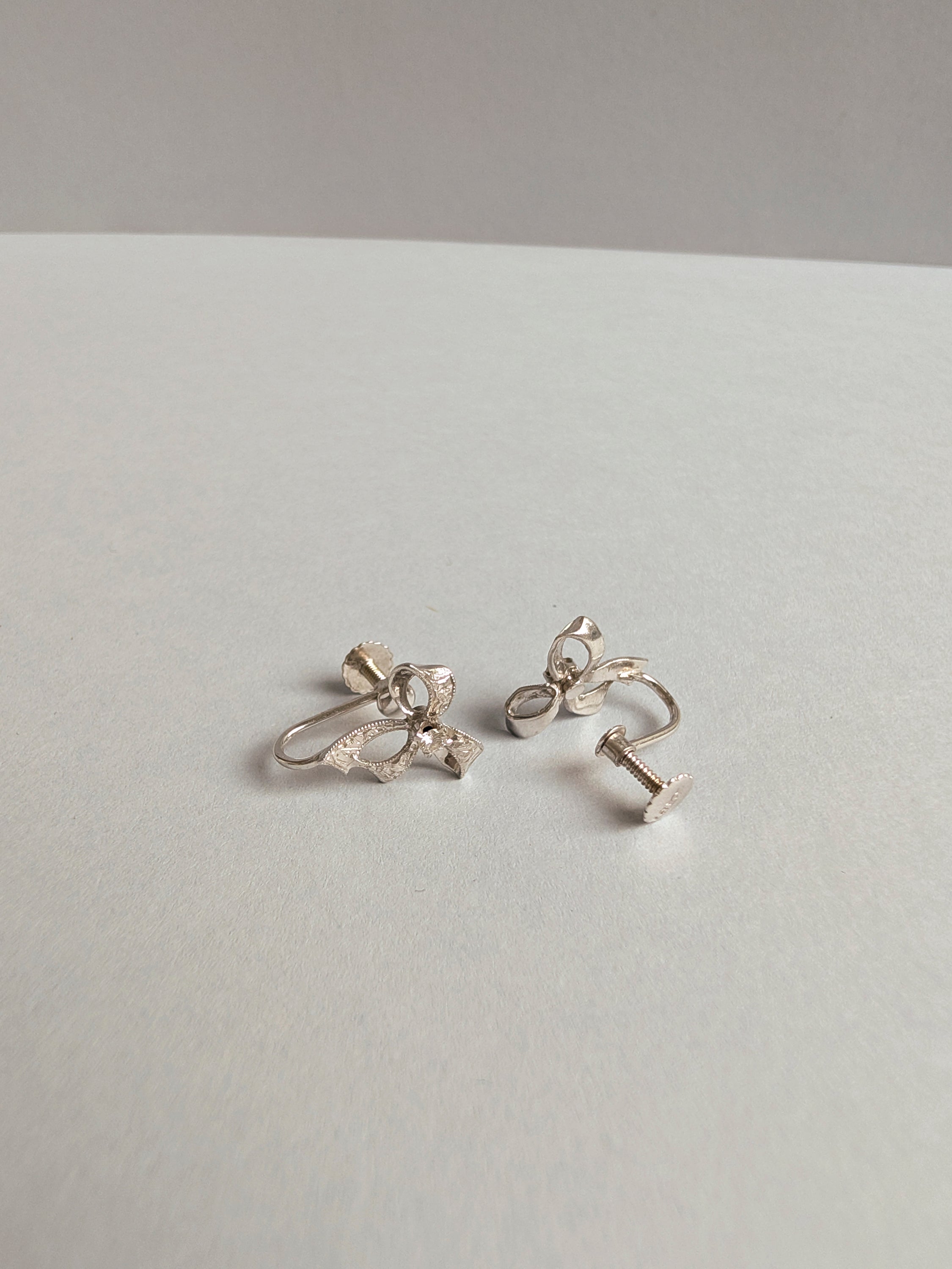 18ct White Gold Ribbon Earrings