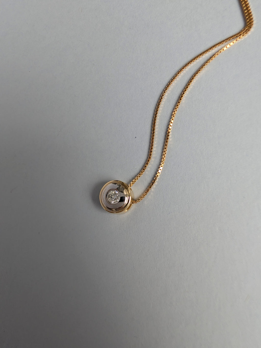 18ct Circular Diamond Pendant