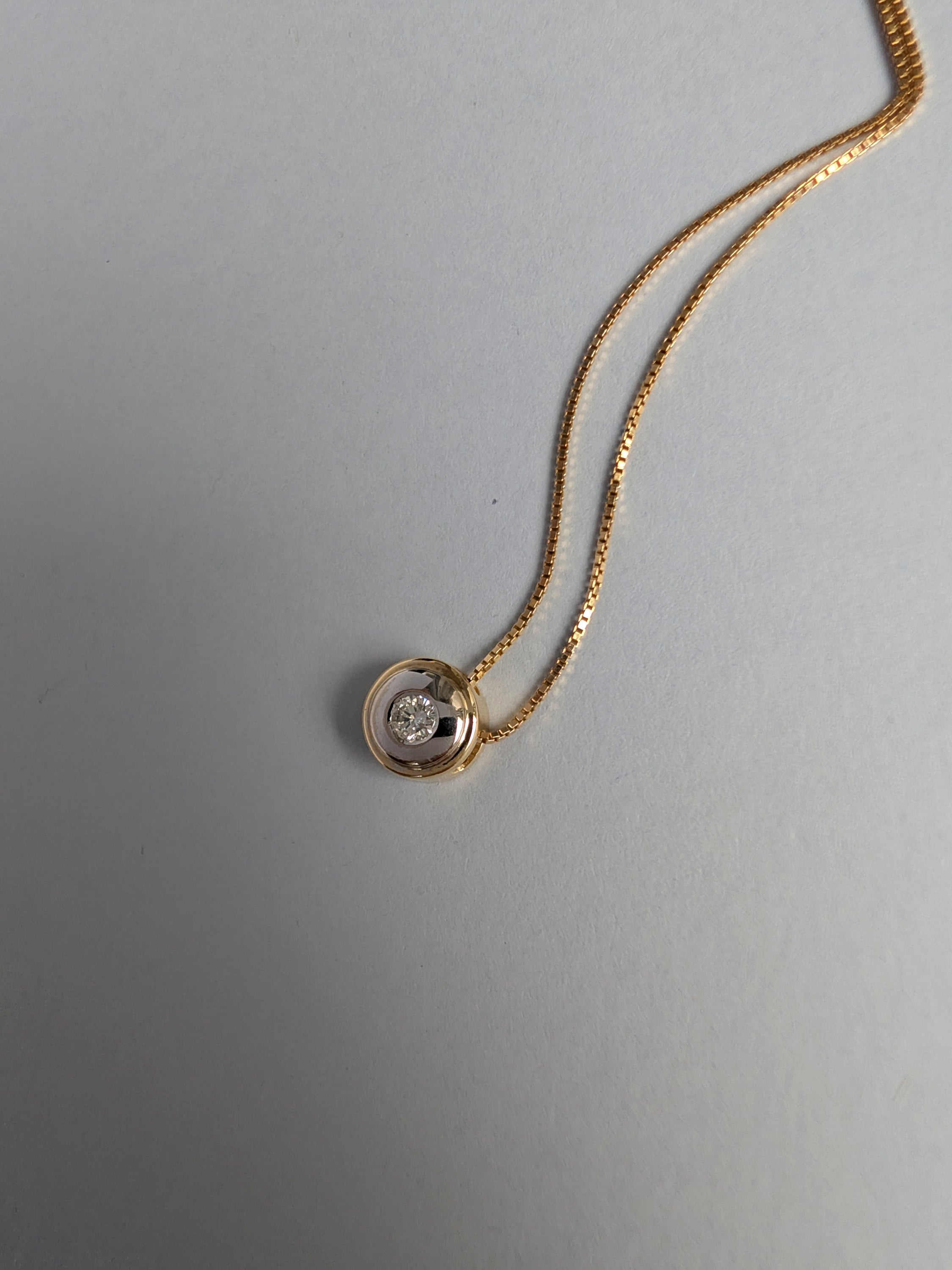 18ct Circular Diamond Pendant