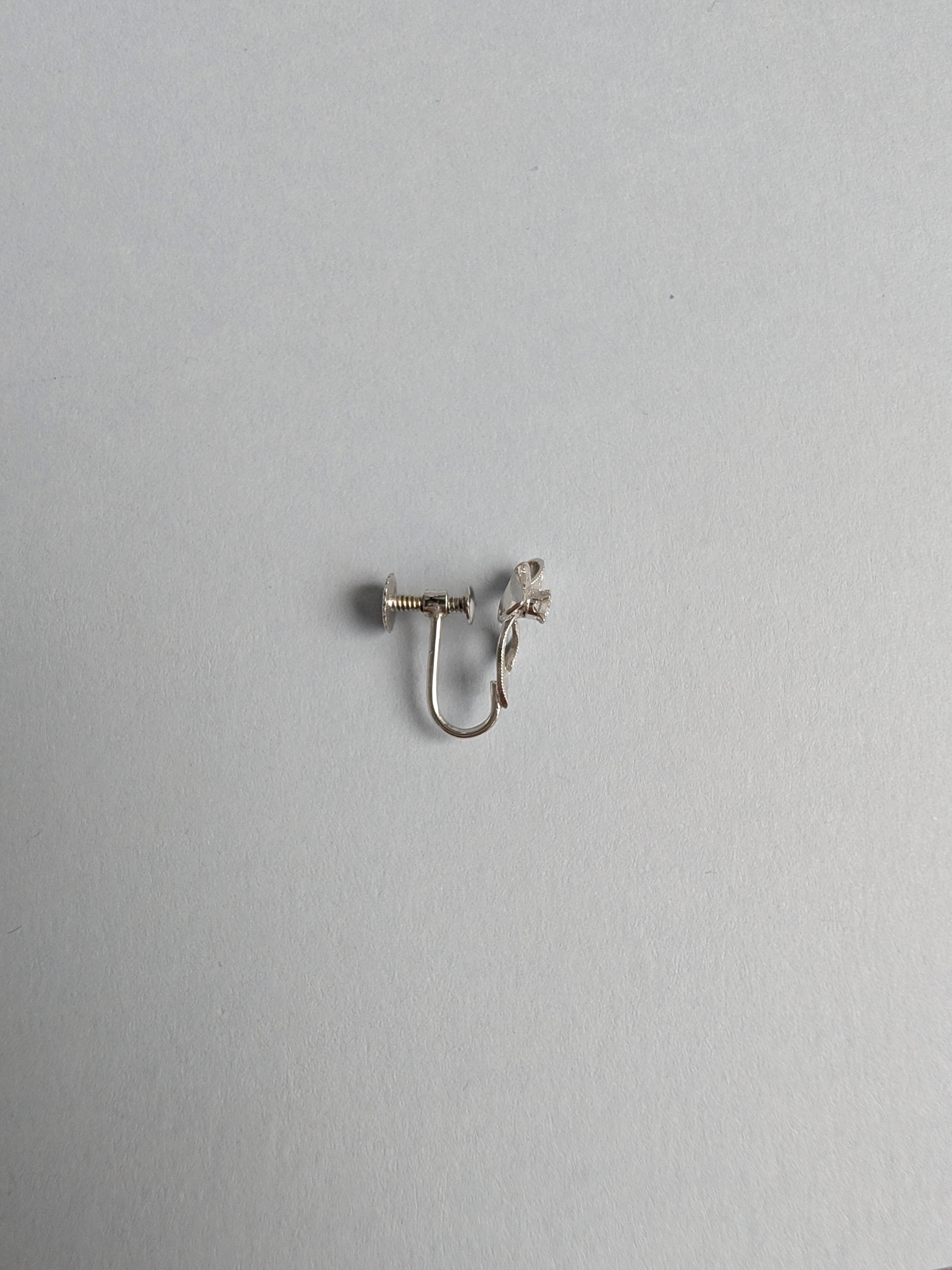 18ct White Gold Ribbon Earrings