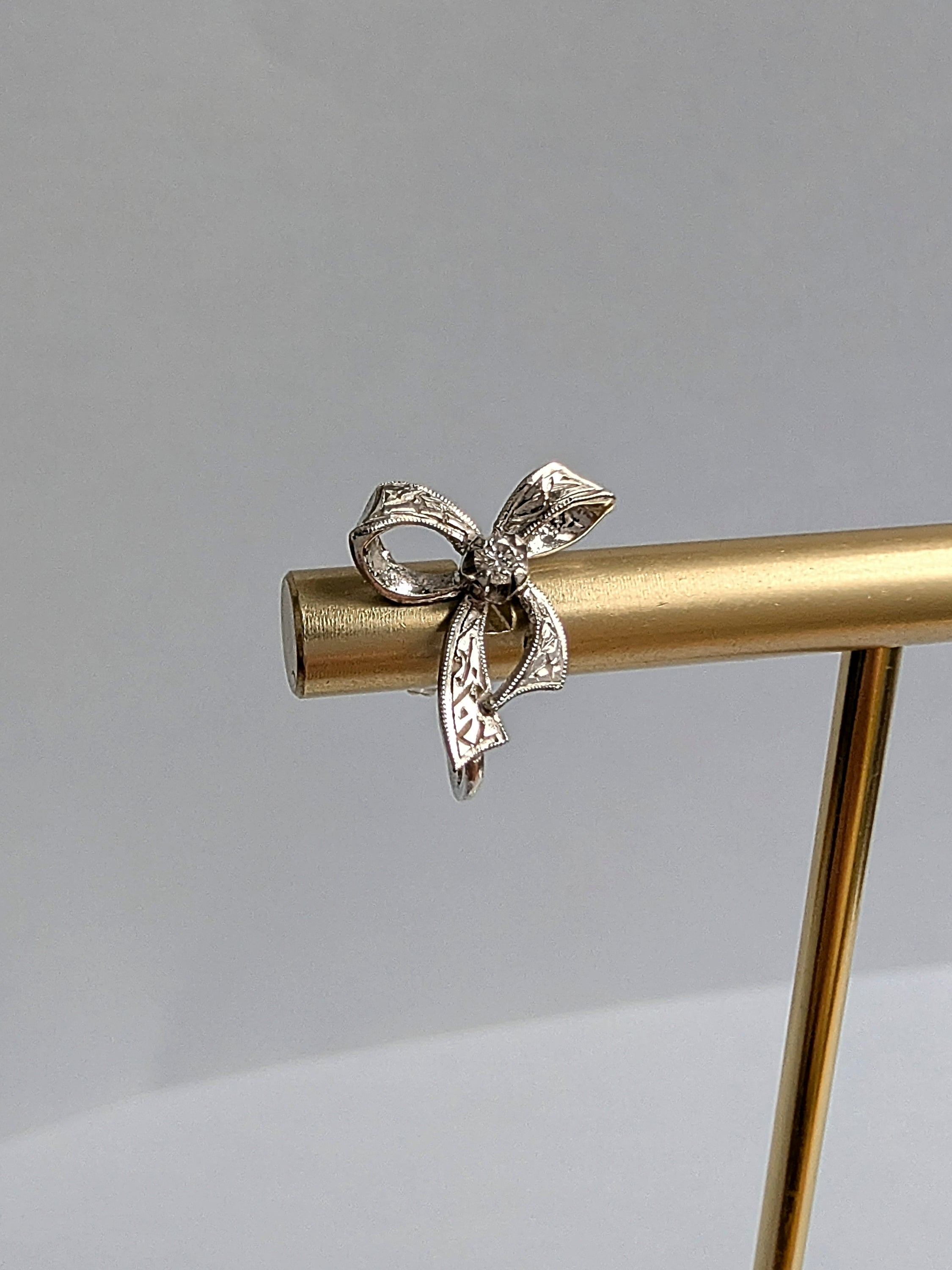 18ct White Gold Ribbon Earrings