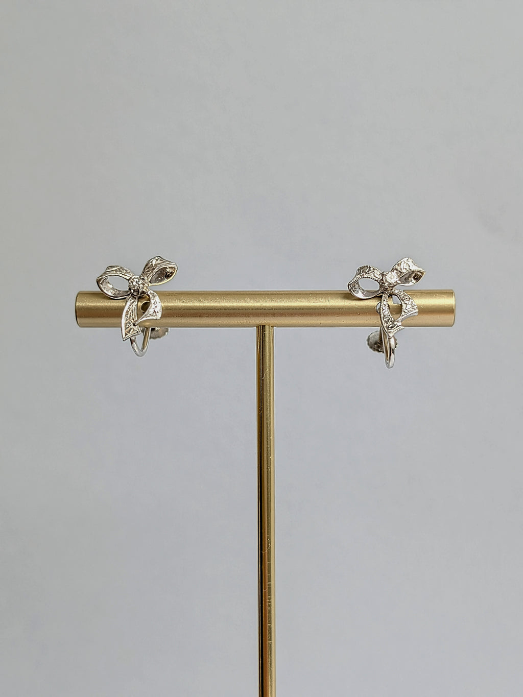 18ct White Gold Ribbon Earrings