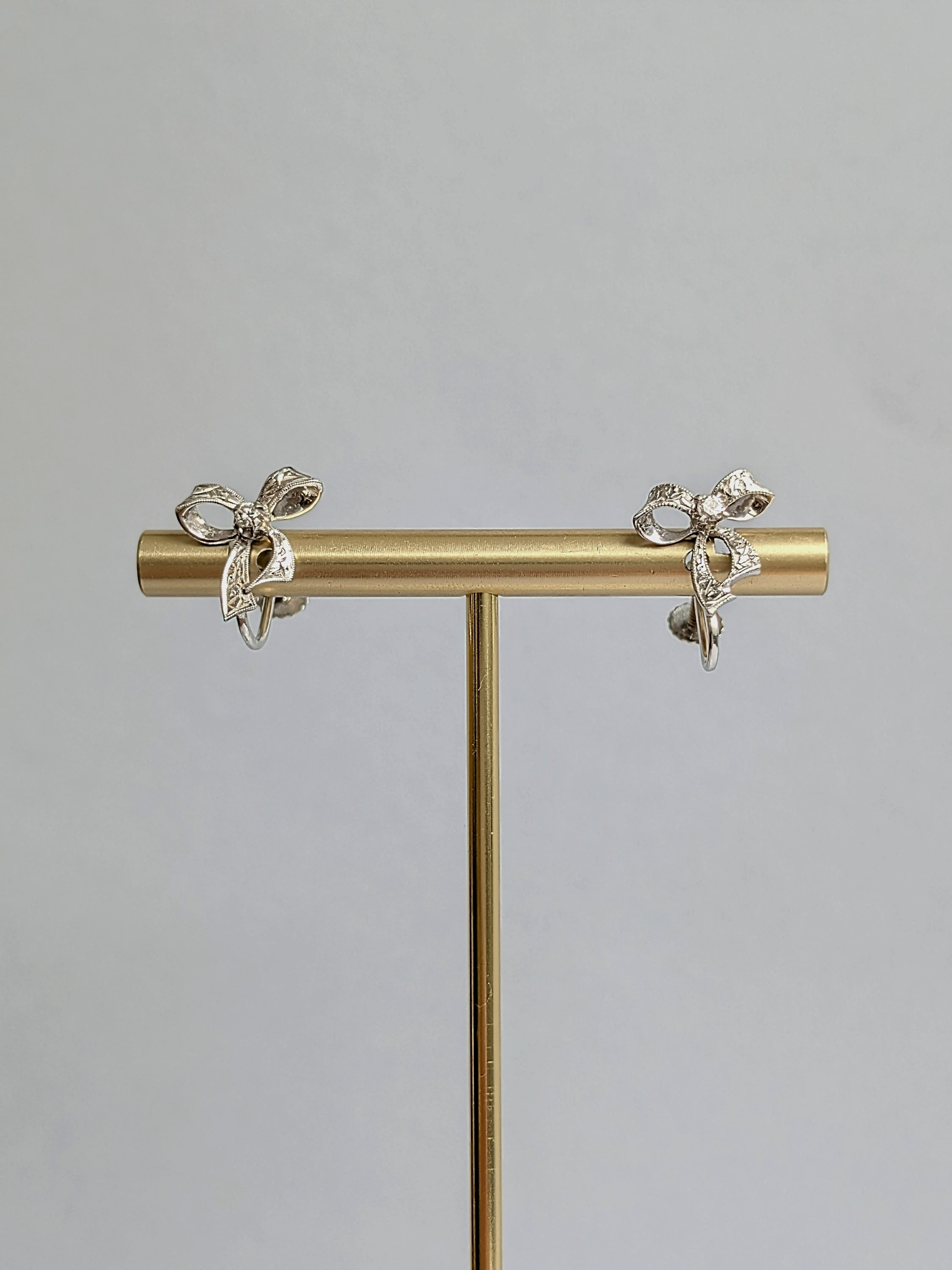 18ct White Gold Ribbon Earrings