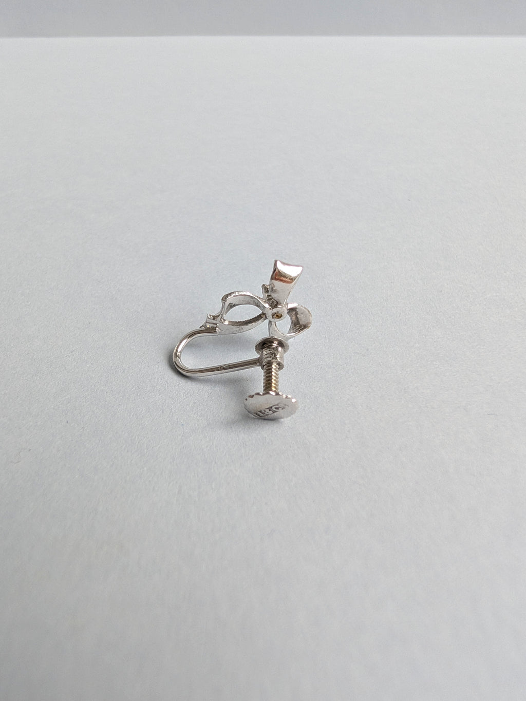 18ct White Gold Ribbon Earrings