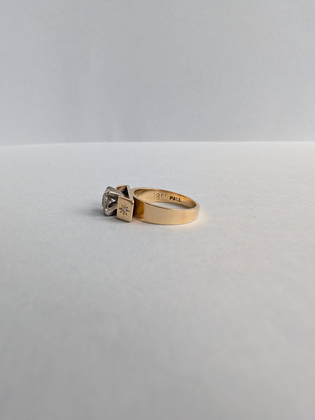 18ct Diamond Retro T-Bar Ring