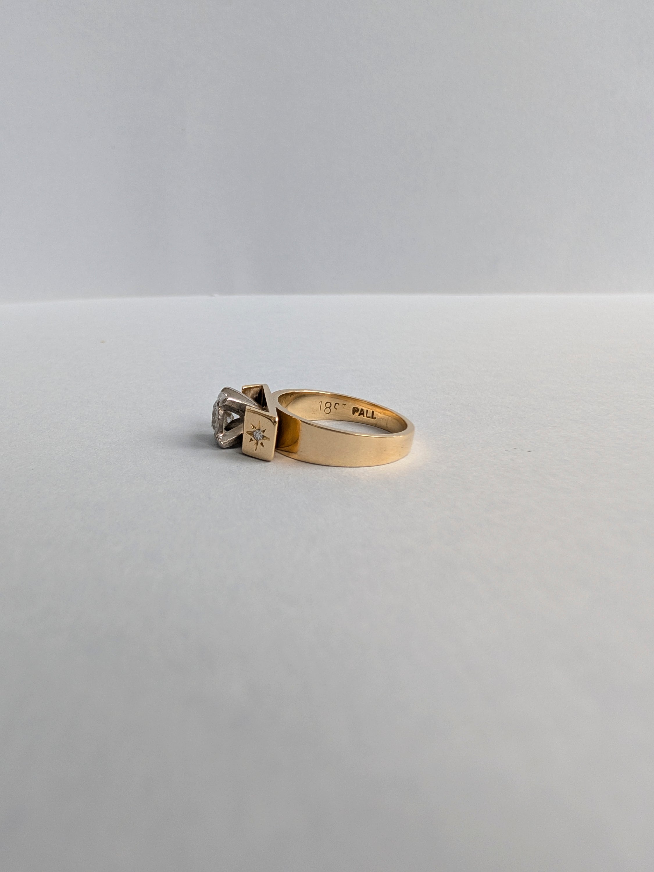 18ct Diamond Retro T-Bar Ring