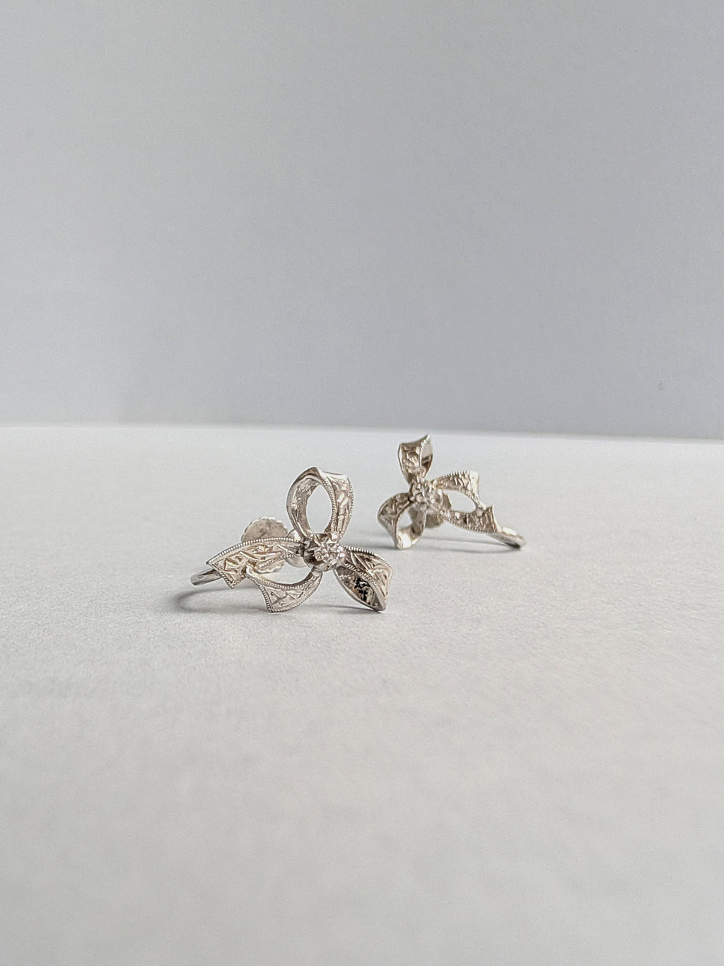18ct White Gold Ribbon Earrings