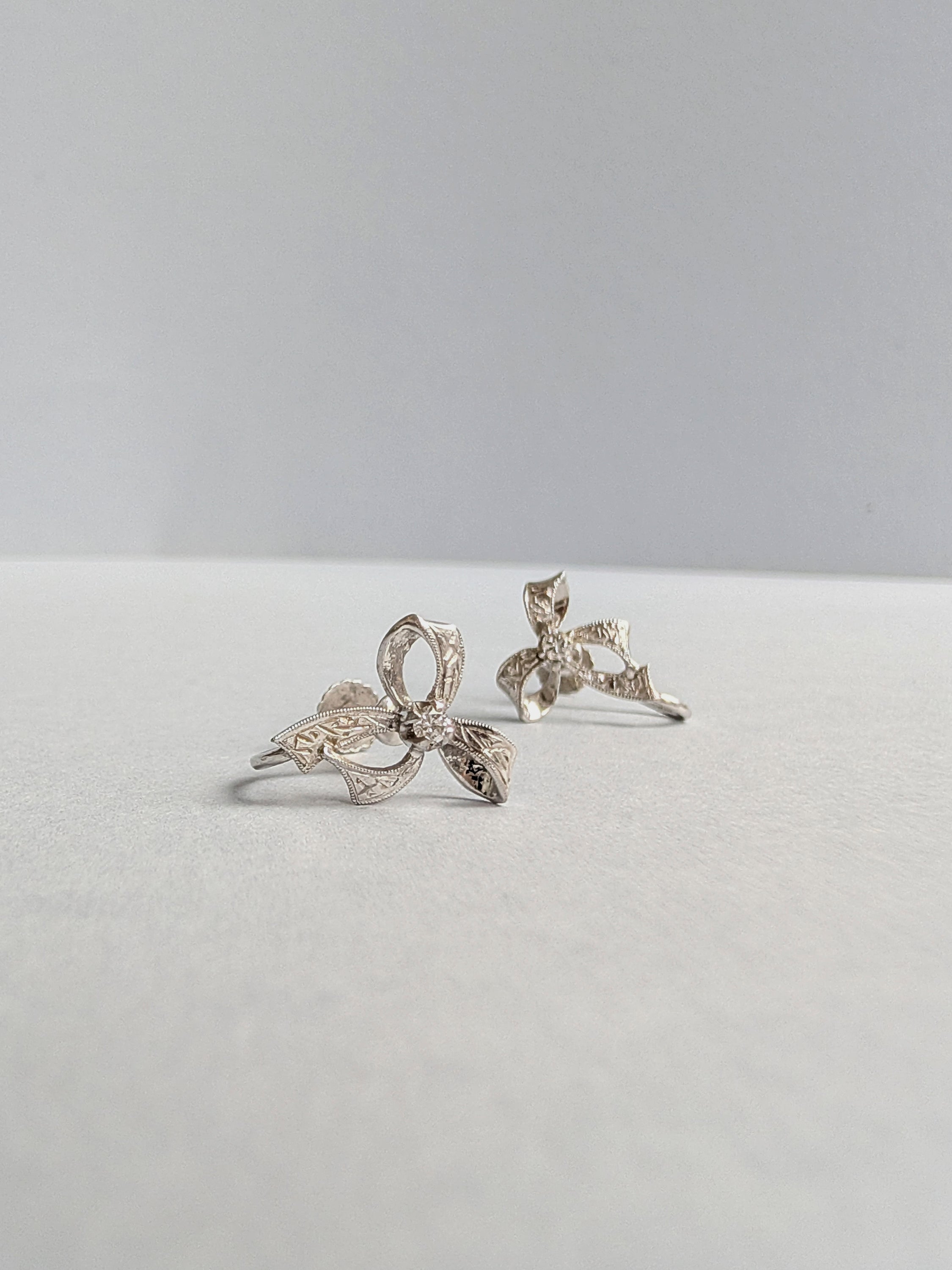 18ct White Gold Ribbon Earrings