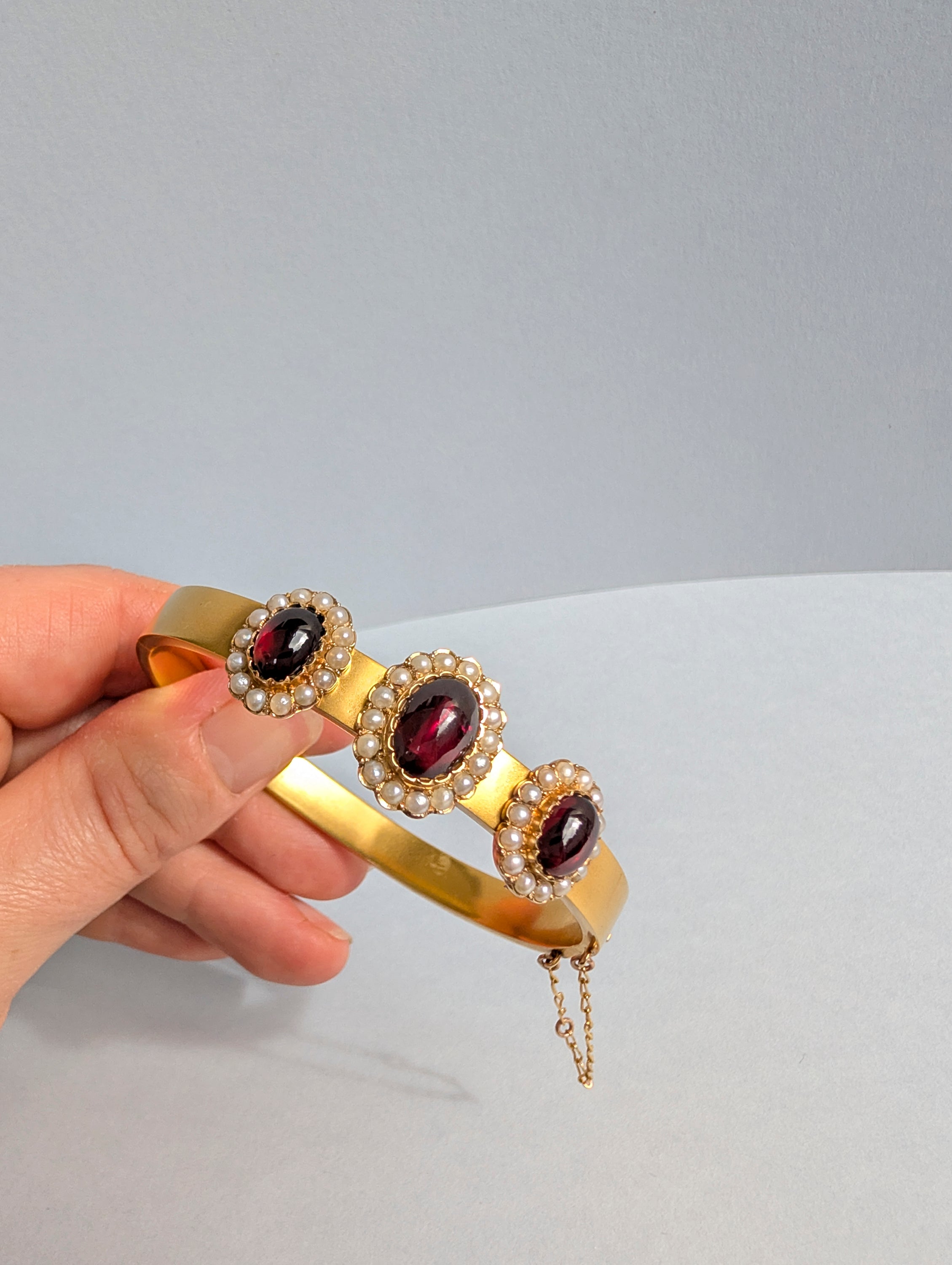 15ct Victorian Hinge Bangle