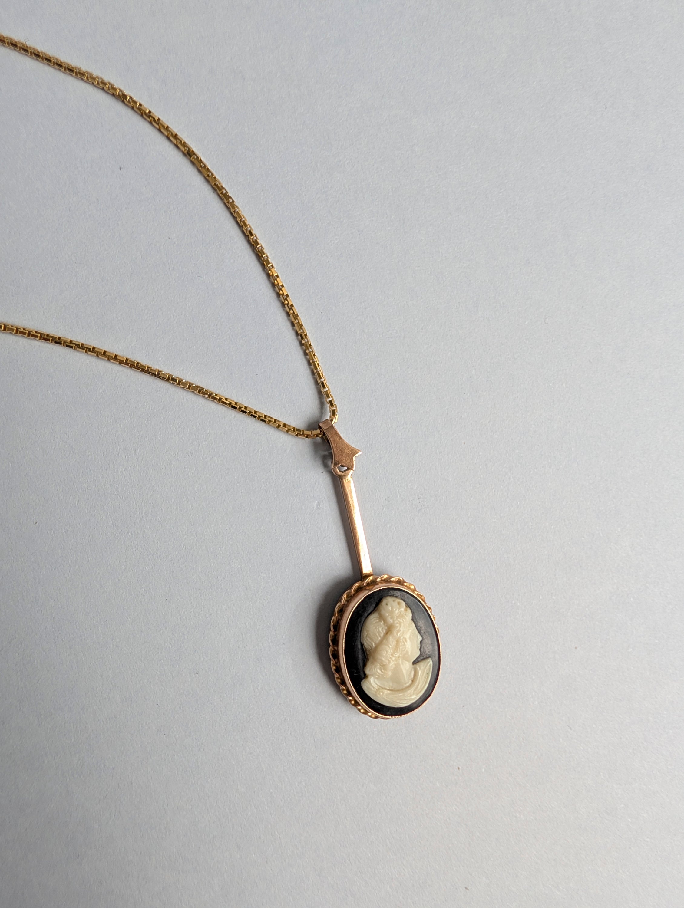 Black Bar Cameo