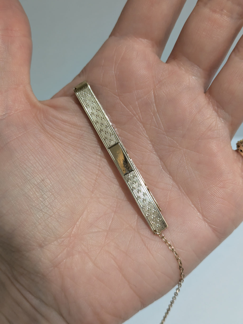 18ct Textured Gold Tie Pin