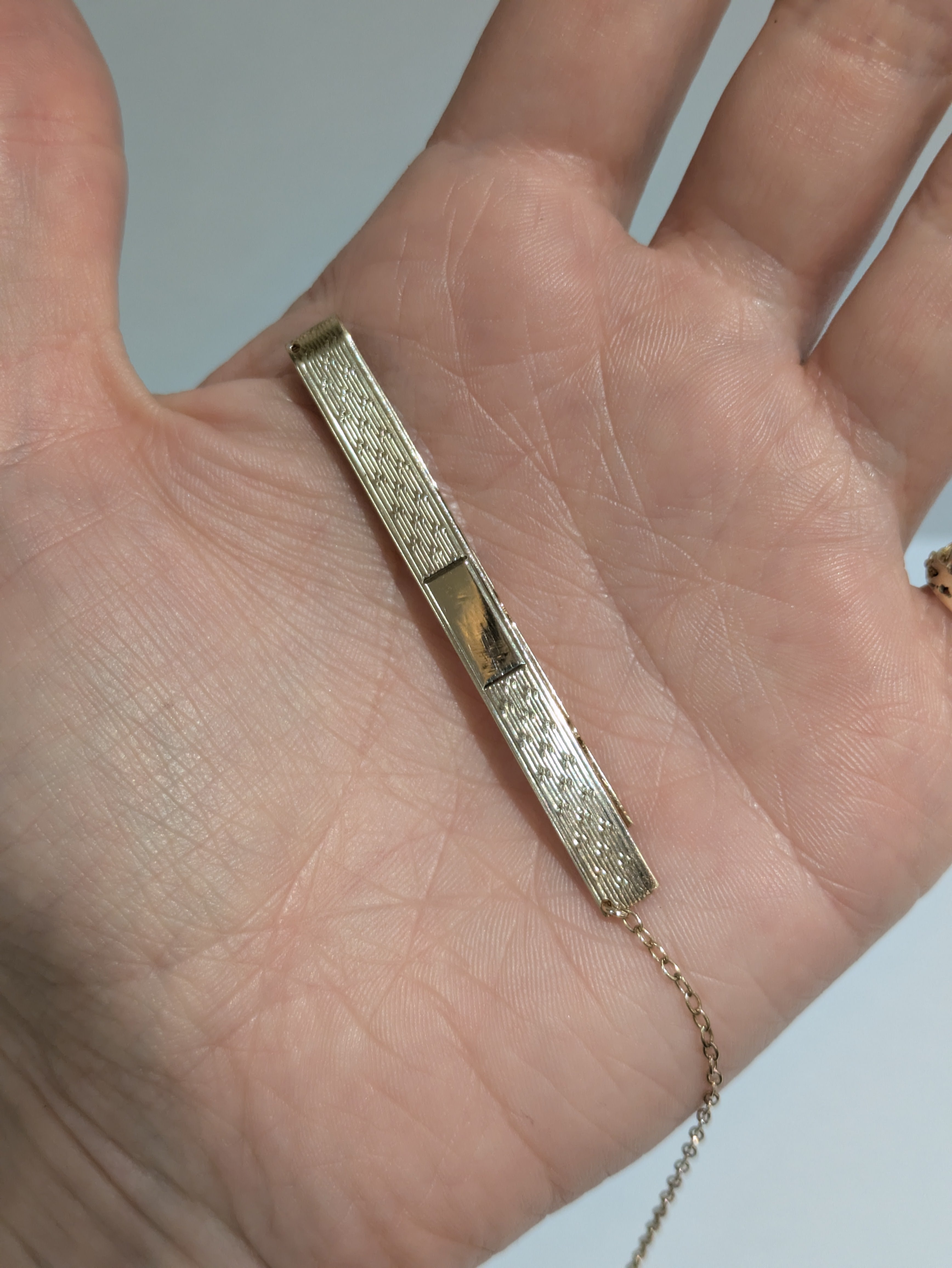 18ct Textured Gold Tie Pin