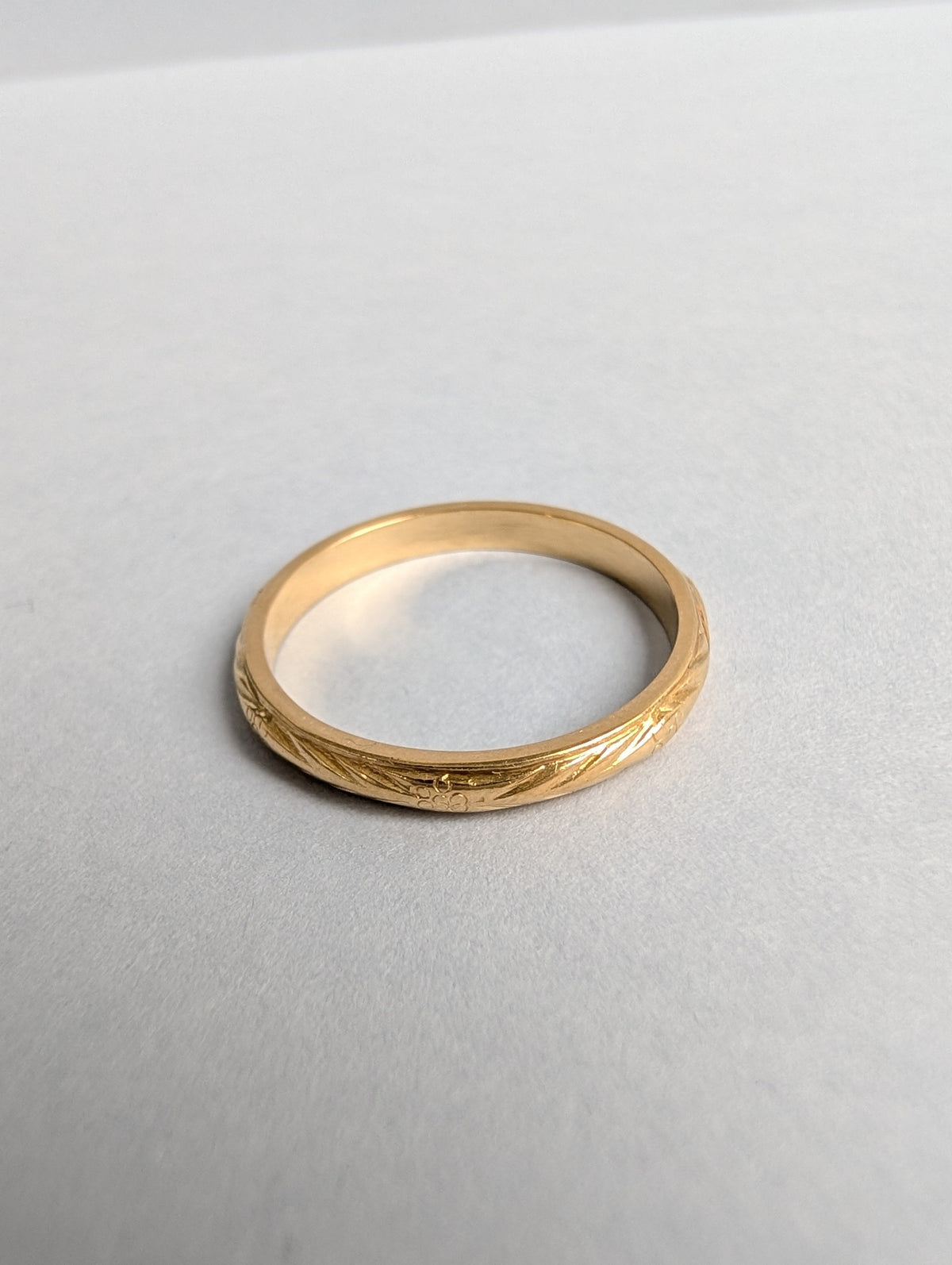 18ct Fine Engraved Band