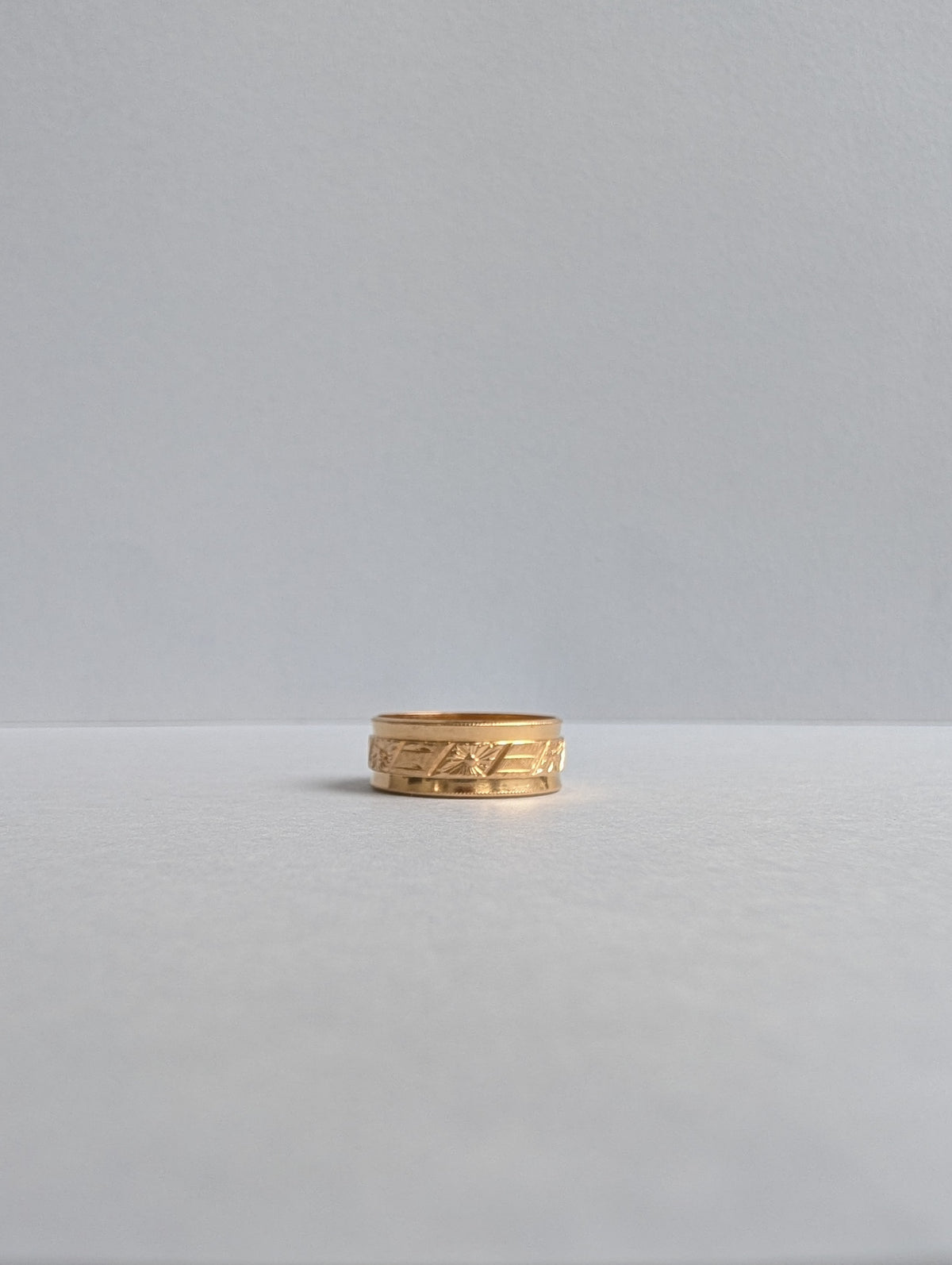 18ct Floral Engraved Band