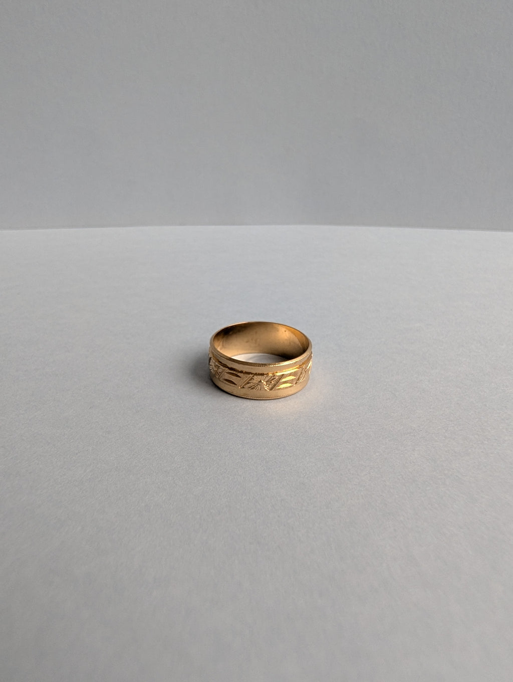 18ct Floral Engraved Band
