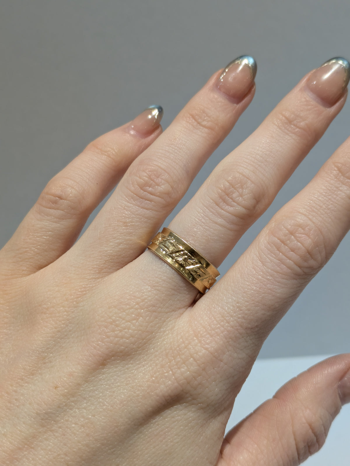 18ct Floral Engraved Band