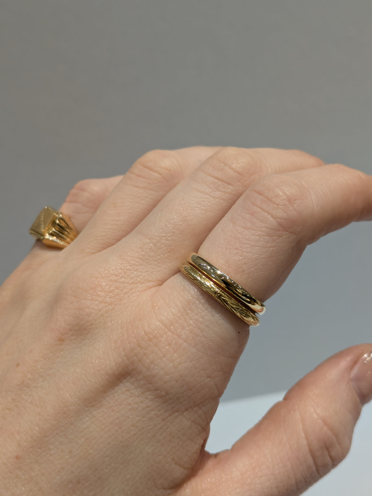 18ct Fine Engraved Band