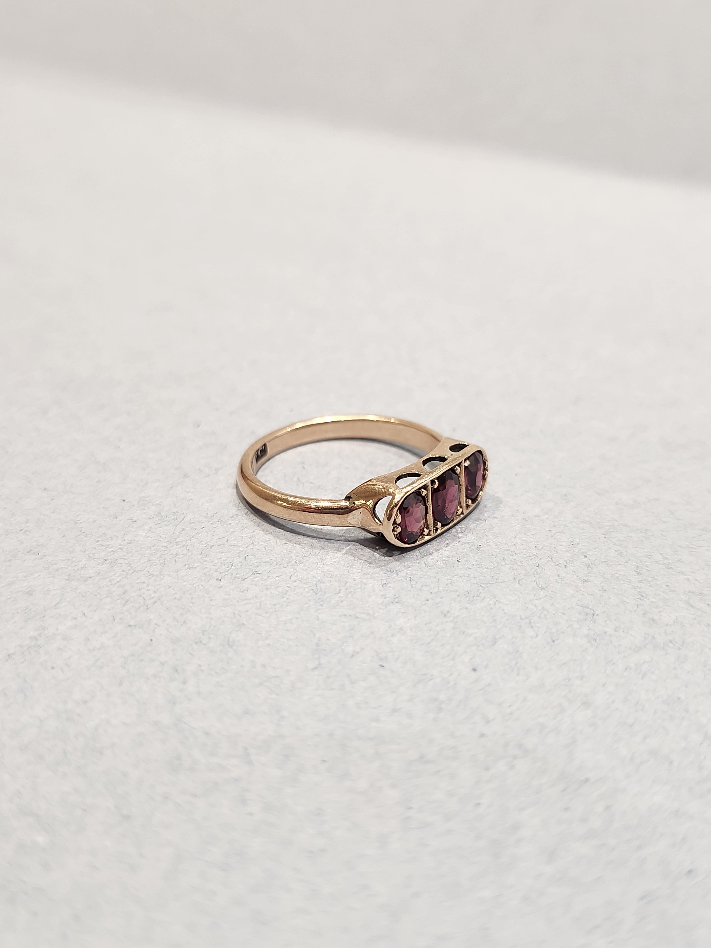 Trilogy ring in Rose gold with pink garnets 