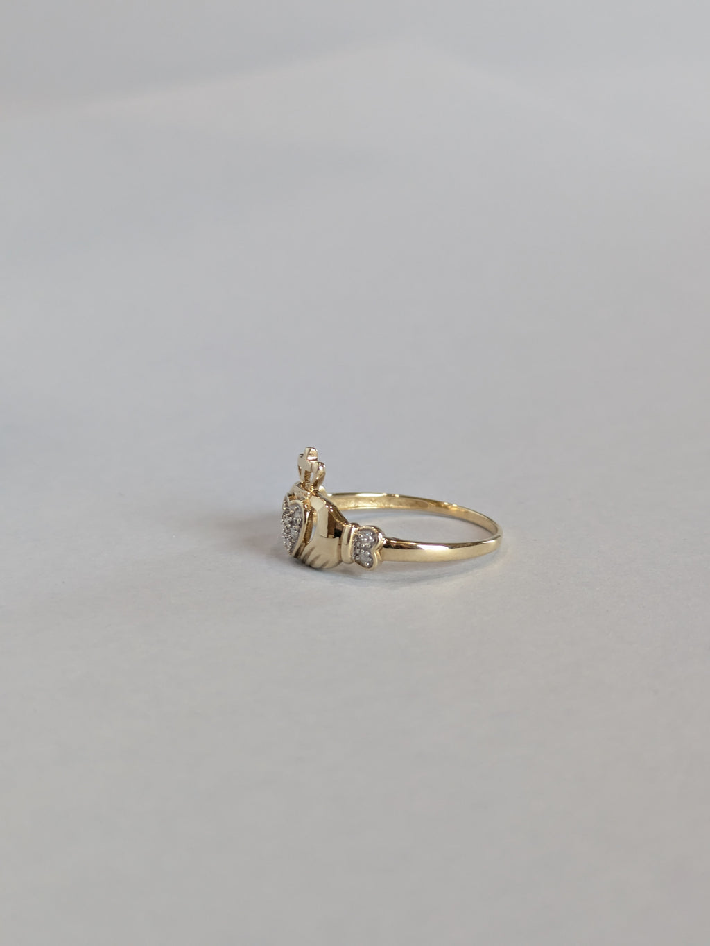 Vintage gold claddagh ring side view 